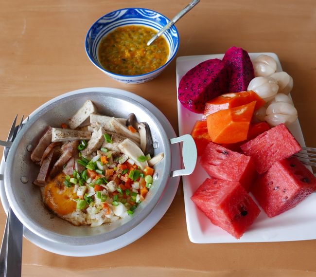 23日　　昼食<br />納豆、ヨーグルト、黒ニンニクを食した後<br />カイカタ<br />果物（スイカ　パパイヤ　ケーオマンコーン　ロンコン　パッションフルーツ）<br />　