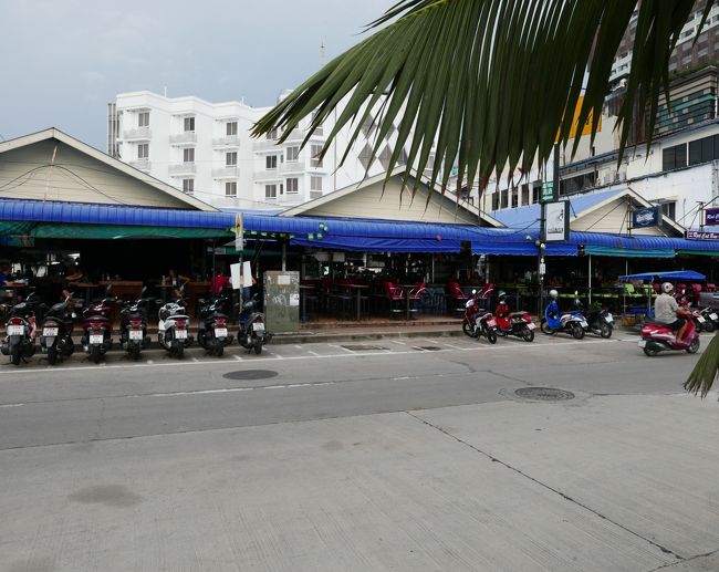 23日　14：40<br />曇り空だったので久しぶりにビーチロードを北に向いて歩いています。<br />昼？には営業しているソイ8のバービアですがお客さんは少ない。