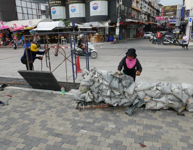 ここはソイ6の出入口<br />お仕事ご苦労さんです、臭いでしょう（ハイ非常に臭いよ）<br />