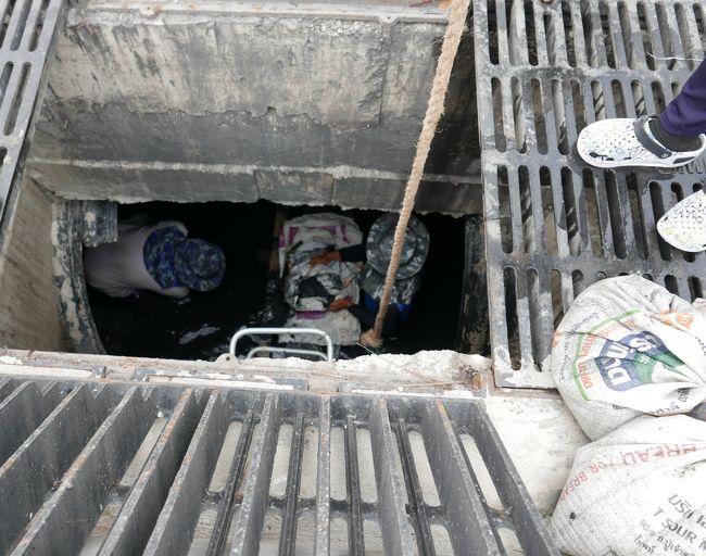 中に3人ほど入ってヘドロを土嚢袋に詰めて上げていますがドロドロです。