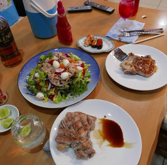 23日　夕食<br />牛ステーキ．．．〇．．．なかなか肉の良いのに当たらない（涙）<br />ツナサラダ．．．〇．．．これなら多く野菜が取れて身体に良さそう<br />寿司もどき．．．△．．．一休は酢が大嫌いなので寿司は食べません