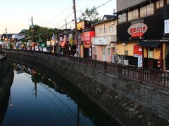 折尾駅は東口を出たところに川沿いの飲み屋街がある。