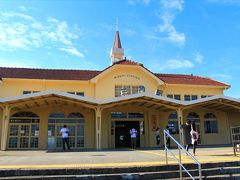 そうこうしているうちに三角駅に到着。片道では全然乗り足りてない。
三角駅はとんがり屋根に十字架のあるキリシタンの里に相応しい駅舎。