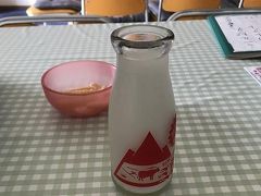 ミルピス飲みました。かっぱえびせん付き。おばちゃんがたくさんの種類のドリンクを飲ませてくれます。