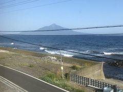 礼文島　香深港に13:00着
今夜は礼文島、最南端、知床にある　民宿はまなす。
香深港から自転車で海沿いを南下。利尻富士が見える。