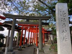 須賀港という漁港には神社があり、