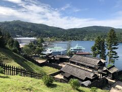 箱根ゴールデンルートと呼ばれるコースを、逆回りで巡ることにしました。
箱根湯本駅から箱根登山バスに乗り、30分程の関所跡で下車。
まずは関所へ。遠見番所からの芦ノ湖がきれいです。