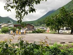 金鱗湖のそばの駐車場に停めて散策。

駅前にもたくさん駐車場があり、コロナ禍でなければ大勢の外国人観光客でにぎわっていたのでしょう。

