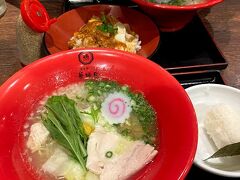 福岡の地下道を通り
ソラリアステージにある
華味鶏さんのラーメン屋さんへ。

水炊きの後に食べるサッパリラーメンって感じ。

地下鉄に乗り、マンション近くのスーパーで食料を買い台風に備えました。
懐中電灯はニトリでは売り切れ、電気屋さんで小さなものを一応購入。


で、夜中多少風の音はしましたが思っていたほど被害はなく安心しました。
