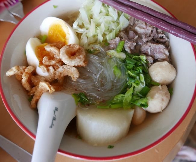 特製ラーメン　．．．タップリな具、麺はウンセン◎