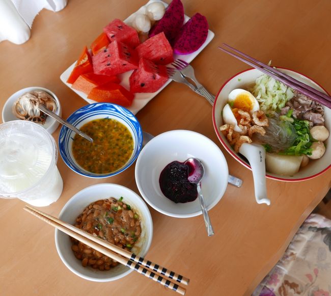 24日　昼食<br />特製ラーメン　納豆　ヨーグルト　<br />果物（パパイヤ　スイカ　ロンコン　ケーオマンコーン　パッションフルーツ）<br />