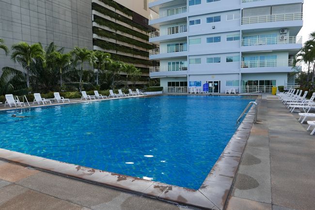 武漢肺炎、以後、利用者が非常に少なくなりました．．．雨降り以外ほぼ毎日8時に合わせて利用していますが近頃曇りや雨が多くプールの水が冷たくなってきました。