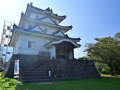 ついに「本丸」の天守へと到着！

天守台の上に建つ３重３階の天守は、1671年に２代藩主・伊達宗利が現在の形に改修したもので、いわゆる「現存12天守」の１つです。
高さは約16メートルとそれほど大きくありませんが、白壁が美しく、各階に破風や懸魚などの装飾が施された優美な姿を、350年を経た今に伝えています。