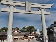 護国神社。朝の散歩で来たけど疲れたわ。