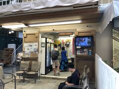 KAIWAのあるルワーズの一本西側のビーチ・ウォーク。
トランプインターナショナルホテルの隣の小さな店高橋果実店（ヘンリーズプレイス）。
かつて創業者の高橋みつるさんが素敵な笑顔で店の前の椅子に座って新聞を読んでいたが、残念にも2012年に90歳で逝去。
今は息子さんが店を営んでいる。
ここは手作りのアイスクリームとサンドイッチが最高。