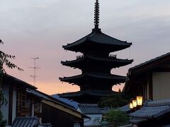 三年坂をくだって八坂の塔へ。空がいい感じに色づいてきました。本当はもっときれいな色だったんですが、スマホカメラではこれが限界・・・。古い家並みと八坂の塔の組み合わせは、ザ・京都って感じですね。