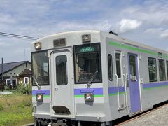 美瑛駅は電車の到着時刻になるまではホームには入れません。
時間まで駅周辺をウロウロしたり、駅の待合室でボーッとしながら過ごしていました。
富良野線の車体の線は、富良野の象徴のラベンダー色です。
美瑛から美馬牛までは一駅、車窓からの眺めを楽しみながら
8分ほどで美馬牛に到着です。
