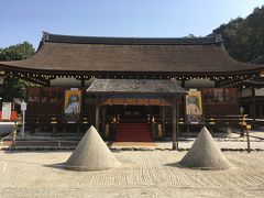 ６＜細殿（ほそどの）と「立砂（たてずな）＞
二ノ鳥居をくぐると、すぐ前にあるのが「細殿」と、その前に盛られた円錐形の「立砂」。
この砂は、神社の北西にある神山（こうやま）を形どったもので、神が降りる憑代（よりしろ）となっています。