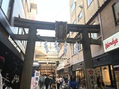 ３０＜名物鳥居＞
「蹴上駅」から地下鉄に乗り「京都市役所前駅」へ。
寺町通りをぶらぶらしながら向かったのは「錦天満宮」。
ビルに突き刺さった鳥居は、この神社の名物です。