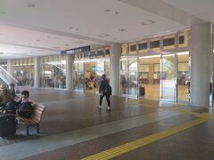 竹芝のフェリーターミナル。
浜松町から歩いて5分くらいです。
出航40分前の10:20頃に到着しました。