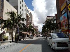 那覇で一番賑やかな国際通りです。
街路樹が南国だな～と言う感じです。
沖縄はまだ真夏の暑さでした。