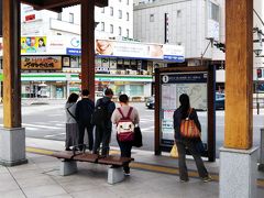 駅近くのホテルに宿泊した次の日、いよいよ「善光寺」へ☆
駅前バスターミナルの１番から乗車すると、すべてのバスが善光寺の門の前まで行きます。
１５０円ですが、SUICAなどは使えません。