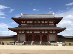 平城宮跡
今から1300年前、唐の都・長安をモデルにしてつくられた奈良の都・平城京。政治の中心となった平城宮はその北端にあり、国家的儀式を行う大極殿、天皇の住まいである内裏、兵部省や式部省などの官公庁が集まっていました。その広さは甲子園球場30個分。現在、平城宮跡は国の特別史跡として保存され、整備が進められています。（ホームページより）