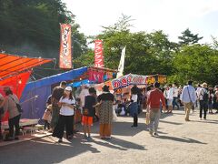 弘前公園に立ち寄り。
ちょうど「弘前城秋の大祭典」を開催していました。

入口で検温・消毒・氏名などの記名をして入場

久しぶりのお祭り！！
やっぱり心躍ります。
若干、密な場所もありますが、ソーシャルディスタンスに気をつけながら散策します。