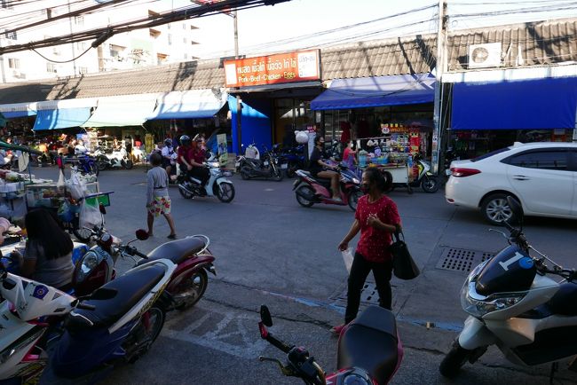 ソイブアカーオ通りだけは他の所に比べて車、オートバイ、人は多いです。