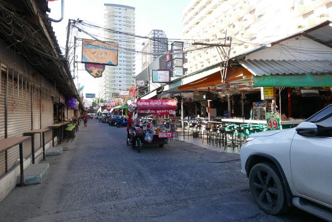 ビュタレーコンドミニアムのすぐ前のバービア群、半分はオープンしているが大苦戦でしょう。<br />特に左側はシャッターが降りている所が多い。