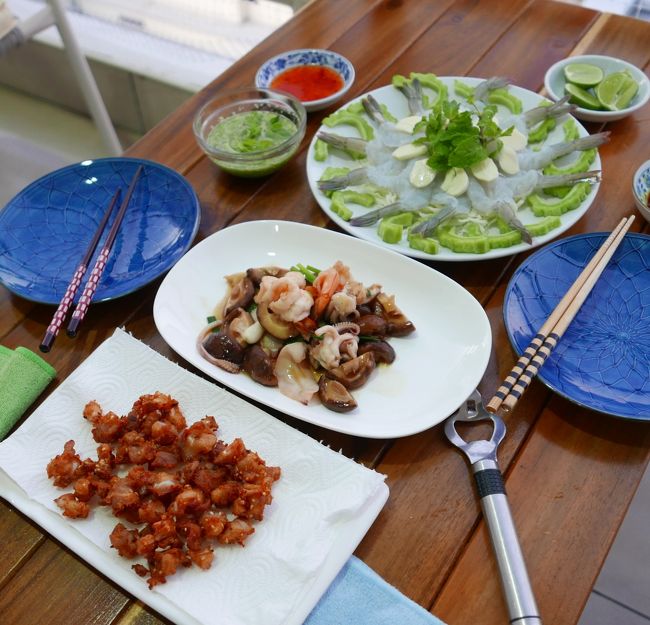 25日　夕食<br />鶏の軟骨揚げ．．．〇<br />炒め物．．．．．〇<br />クン.チェー.ナンプラー　．．．〇　（一休はワサビ醤油で食べています）