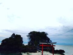 海に突き出た島のようなところに
ある神社。  

ちょっと厳島神社っぽい。