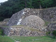 鳥取城でしか見られない球型に積み上げられた巻石垣。
数々の石垣を見てきましたがこのような形は大変珍しいです。
