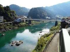 名勝白川橋と、白川の街並み。