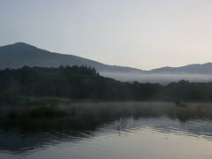 05:20、起床。満天の星空は明るくなり、山すそには朝霧がかかっています。