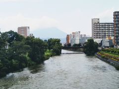 北上川に架かる開運橋を渡る。
正面に岩手山が見える。