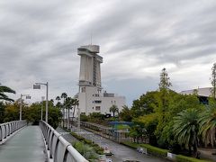 時折降る雨が更に静寂を演出していた。