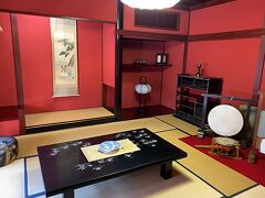 　にし茶屋街のはずれにあった金沢市西茶屋資料館に立ち寄りました。ここは大正期の作家、島田清次郎が過ごしたお茶屋「吉米楼」のあった場所。一階は島田清次郎の資料館で二階に当時の茶屋を再現した部屋が展示されていました。