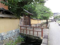 　長町武家屋敷跡を流れる水路は大野庄用水で犀川から引かれています。武家屋敷の土塀に沿って流れる水路の景色は趣を感じます。