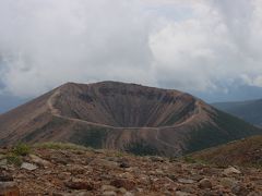 吾妻小富士は、標高1,707mの吾妻連峰のひとつの山。
すり鉢状の大きな火口があり、麓の福島市側から見るとあたかも小型の富士山のように見えることからこの名が付いたそうです。