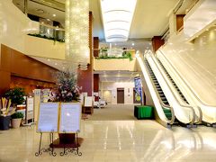そしてホテル「ザ クラウンパレス新阪急高知」にやってきました。
ホテルでも手指消毒と検温が行われ、エレベーターは4人までと決まっていたのでした。