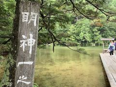 明神池には穂高神社があります。こちらでお参り。
山々に囲まれていて神聖な雰囲気です。