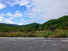 そこでやって来たのは、乗鞍高原にある一ノ瀬園地。
宿から車で10分くらいです。
湿原、池、草原がある広いハイキングコースです。

なんか晴れて来ました。

写真はネイチャープラザ乗鞍の前の駐車場です。駐車料金無料。どうやって維持してるんだろう？

一ノ瀬園地はここにしかトイレがないので注意です。
しかも汚い。