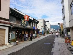 野麦を出て、中町商店街をぶらつきます。
外見だけでなく、中も渋い造りになっています。
倉敷や川越に負けてない素敵な通りです。