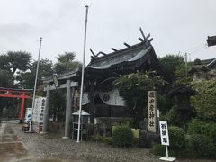 最後に急な坂を登ったら猿田彦神社に着きました。参拝だけします。
その横に三光稲荷神社があり、犬山城近道とあったので行ってみます。