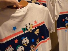 旅仲間でディズニー仲間の友人とお揃いTシャツをゲット

やっぱり形から入らないとね。