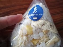 おいしいおにぎりを食べたいと思い、探してみたら、お茶漬けの「えん」がモーニングをしており、持ち帰れるおにぎりも販売。
写真は「くりきつね」お揚げとくりという意外な組み合わせ。
