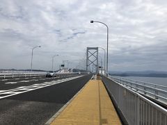 10:35鳴門公園口到着。ほぼ定刻、ここで降ります。事前のネット情報では、この辺りは車で行くのが主流で、ここの停留所で降りたという情報があまりなく、迷いましたが、正解でした。停留所からは数分で記念館に到着し、無料のコインロッカ－に荷物を預けることができ、徒歩で公園内を移動できます。