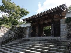 「女ひとり（デューク・エイセス）」の歌いだし　京都 大原 三千院♪　　

の三千院です(^-^;　