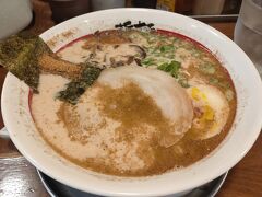 土日はバスの本数が少ないのでバス待ちの時間に遅いランチ。十和田市は過疎っていてあんまりお店が開いていません。バス停の近くのラーメン屋にてどうにかランチ。